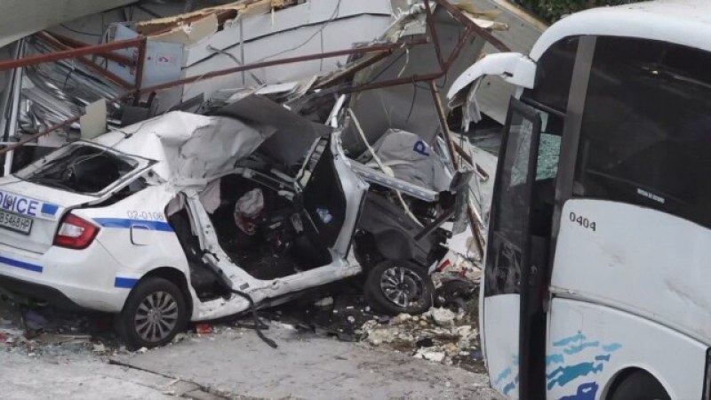 Изтеглят автобуса и патрулката след тежката катастрофа в Бургас