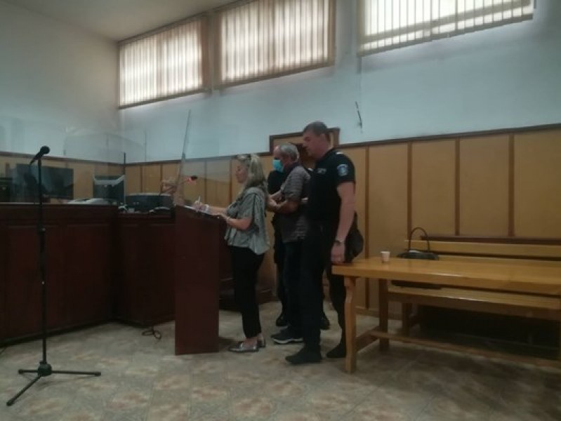 Без адвокатката си Детелина Попова се появи в съда Борислав