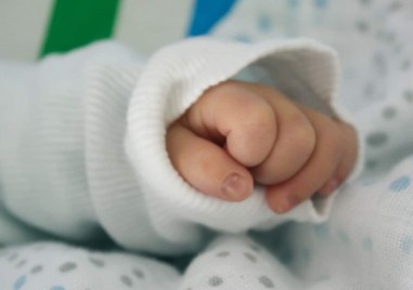 На улица в Айтос е намерено новородено момиченце Вчера то