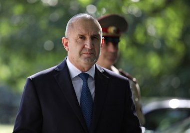 Президентът Румен Радев пристигна в Бургас за поклонението пред двамата
