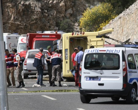 Автобус се преобърна в Турция, 28 души са ранени