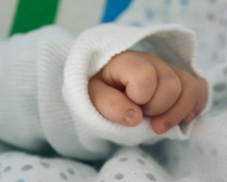 Намериха новородено на тротоар в Айтос