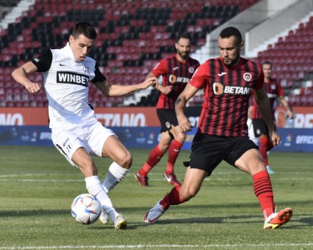 Стартовите състави на Локомотив и Берое