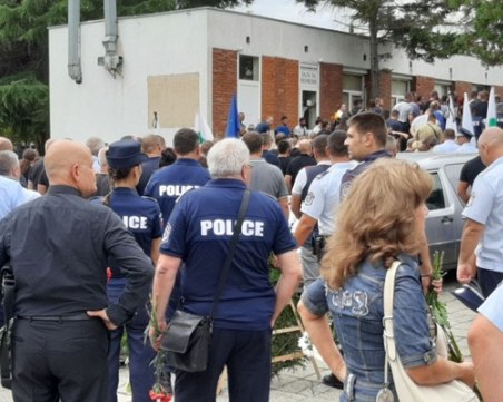 Стотици хора, президент и министър изпратиха загиналите полицаи в Бургас