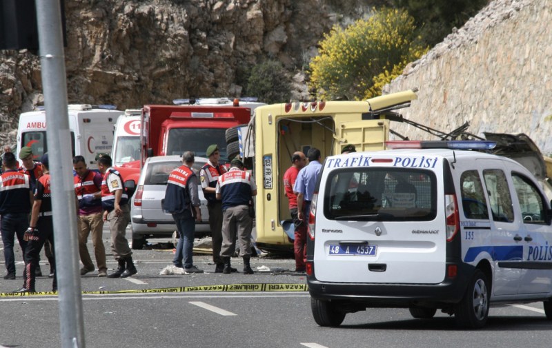 Автобус се преобърна в Турция, 28 души са ранени