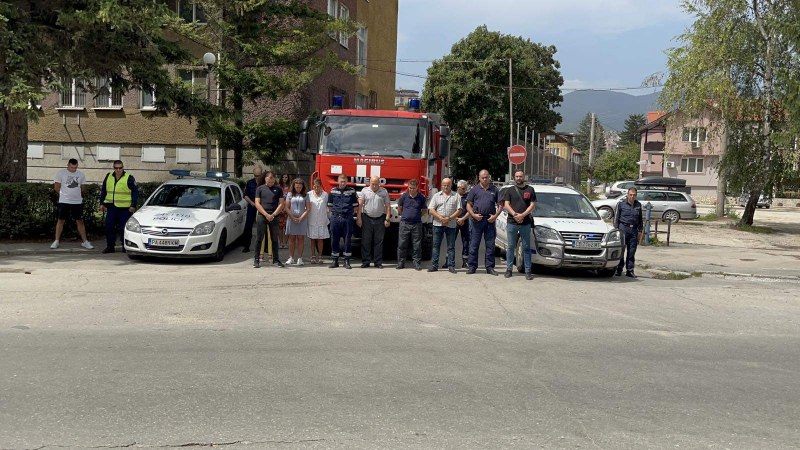 Полицаи и пожарникари в Пазарджик също се поклониха пред загиналите си колеги