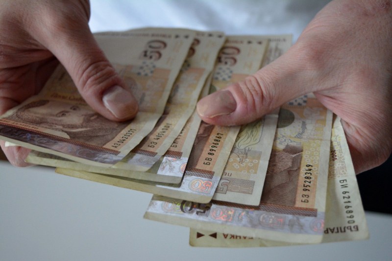 Средната заплата в България се е повишила с 13,4% на