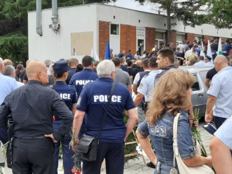 Стотици хора, президент и министър изпратиха загиналите полицаи в Бургас