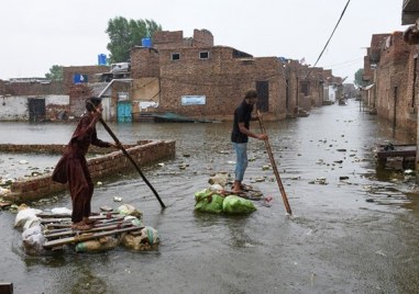 Жертвите при наводненията предизвикани от мусонните дъждове на много места