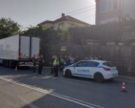 60-годишен македонец е управлявал камиона, в който бяха открити 88 мигранти в Бургас
