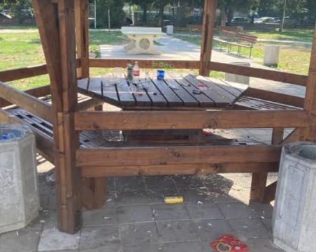 Пловдивчани всяка сутрин заварват мизерия пред блока заради тийнейджърски запои