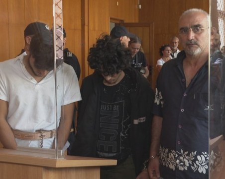 Шофьорът на автобуса, убил двама полицаи, и помагачите му остават в ареста