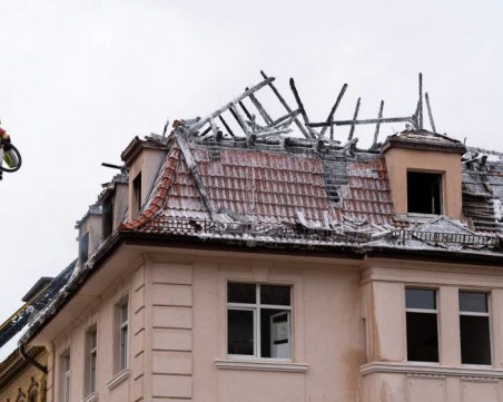 В Германия: Голям пожар в сграда, където живеят и българи