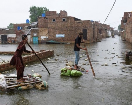 Жертвите при наводненията в Пакистан надхвърлиха 1000