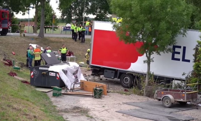 Камион излезе от пътя и се вряза в празнуващи в Нидерландия, най-малко трима убити