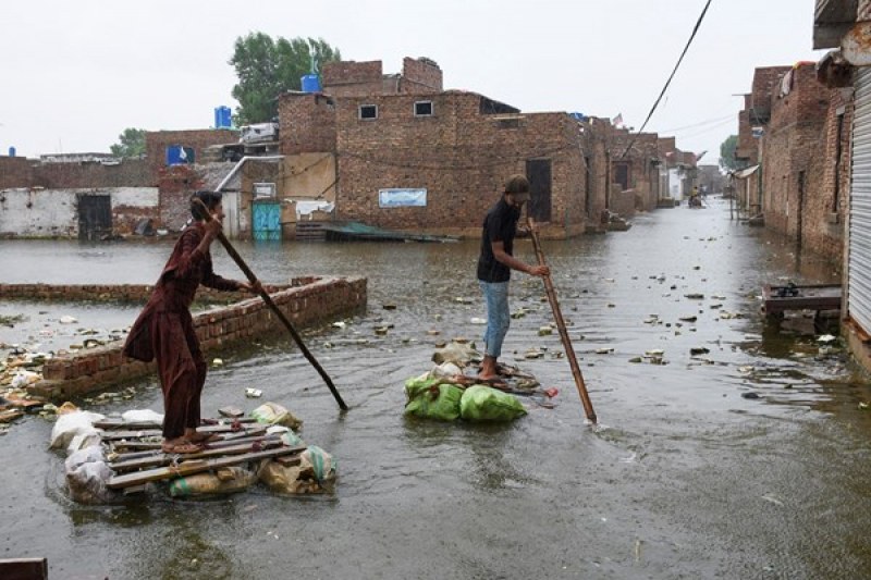 Жертвите при наводненията в Пакистан надхвърлиха 1000