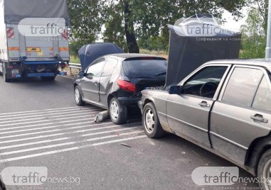 Верижна катастрофа между два автомобила и камион е станали преди