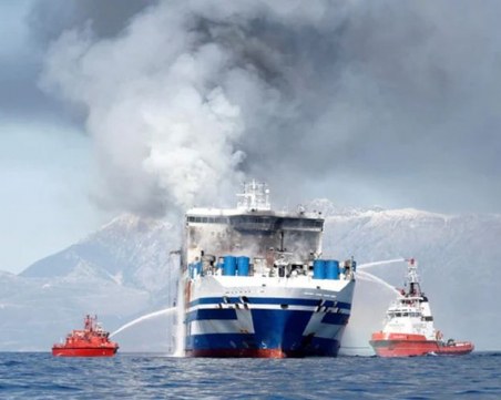 Голям пожар избухна на ферибот в Швеция