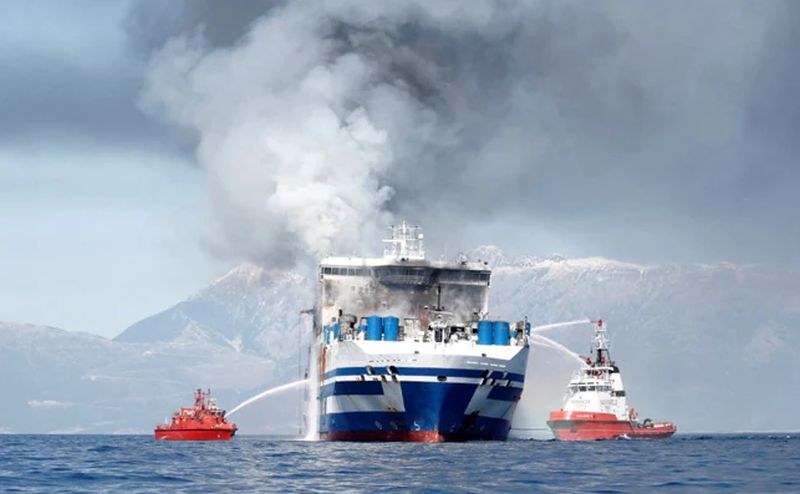 Голям пожар избухна на борда на ферибот, плаващ край брега на