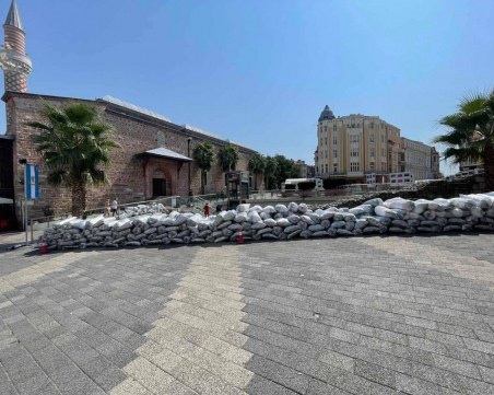 Провокация? 400 чувала барикадираха Римския стадион в Пловдив