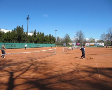 Дават тенис кортовете на 