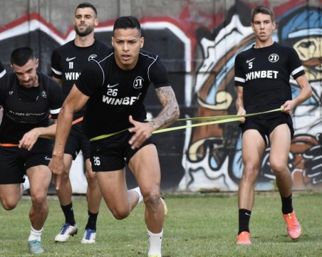 Официално: Двама основни играчи на Локомотив аут за дербито