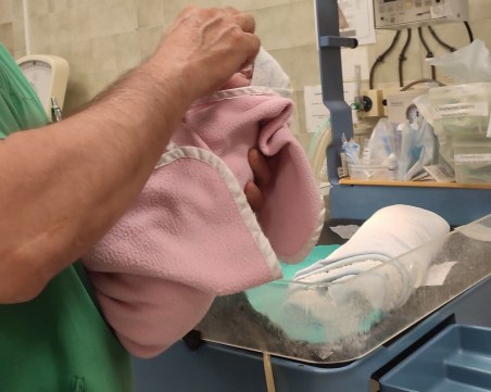 Огромен брой желаещи да осиновят изоставеното бебе в Айтос