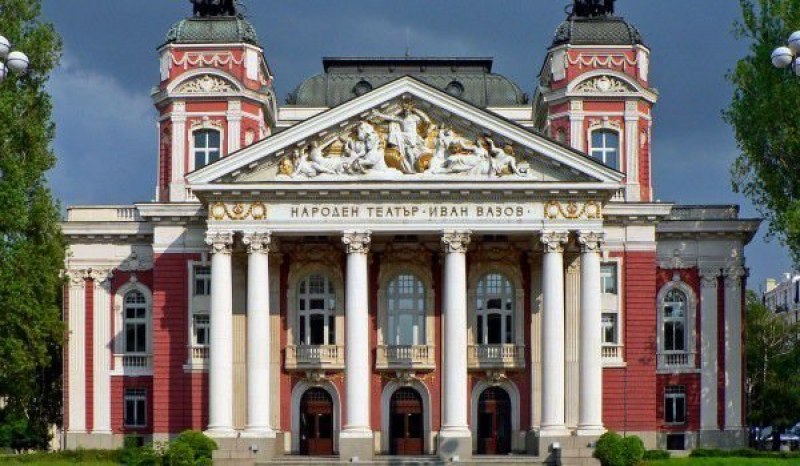 Дете пострада при падане в градинката пред Народния театър