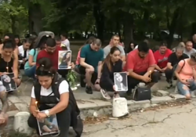 Мълчаливо бдение пред болницата в Горна Оряховица след смъртта на