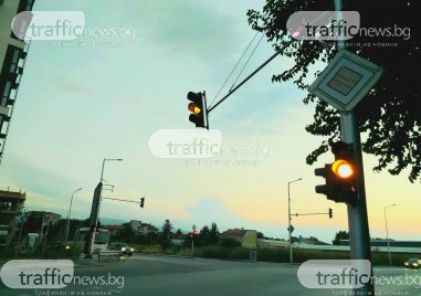 Надвиснал светофар в район Западен притеснява преминаващите водачи и пешеходци