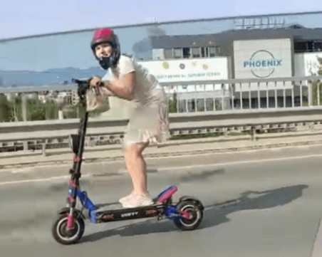 Емили продава тротинетката, извинява се за 