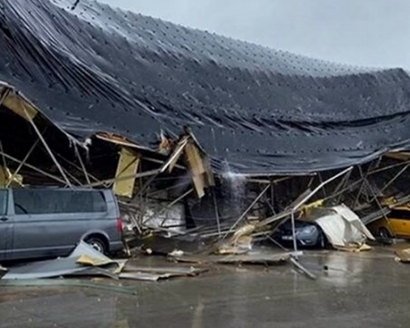 Покривът на автогара в Бурса се срути по време на буря