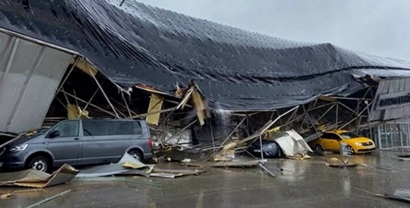 Покривът на автогара в Бурса се срути по време на буря