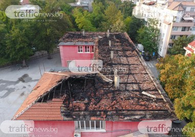 Покривът на сградата на ОУ Душо Хаджидеков е тотално изпепелен