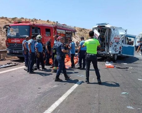 7 загинали и 10 тежко ранени при катастрофа в Турция