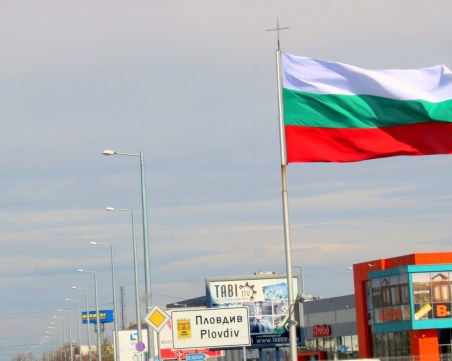 Монтираха над 400 нови знамена в Пловдив за Деня на Съединението