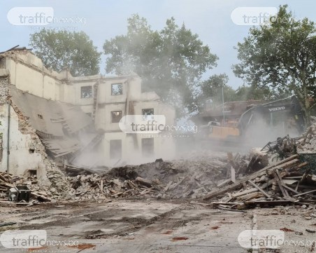 Полицията спря бутането на склада на бул.