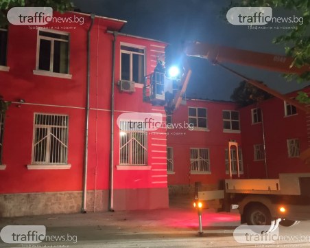 Пожарникари правят оглед по тъмно на покрива на ОУ