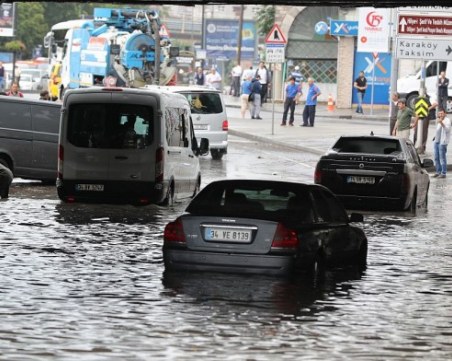 Проливен дъжд предизвика наводнения в Истанбул