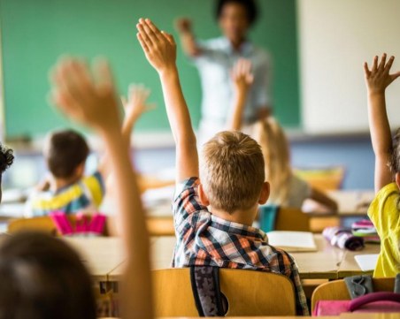 Училищата в Украйна отвориха врати за началото на новата учебна година