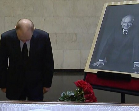 Владимир Путин се поклони пред тленните останки на Горбачов