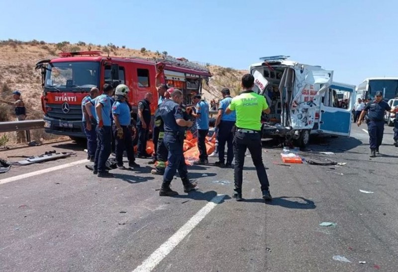 7 загинали и 10 тежко ранени при катастрофа в Турция