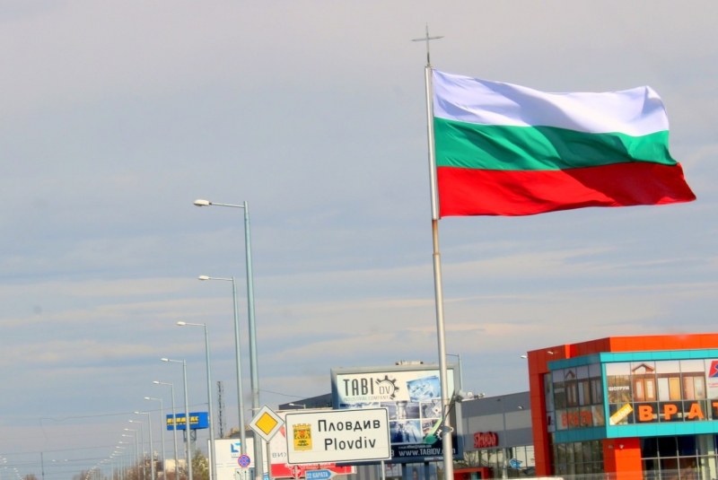 Монтираха над 400 нови знамена в Пловдив за Деня на Съединението