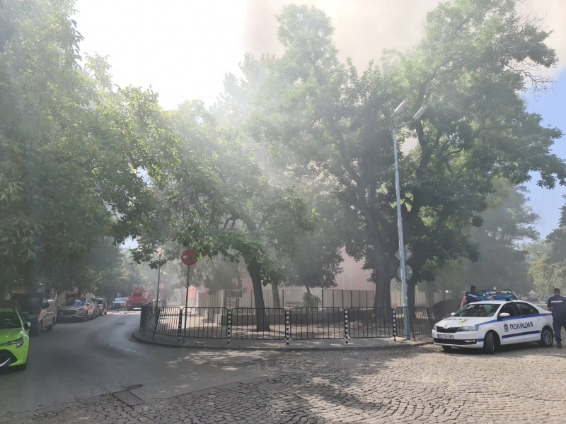 Огромен пожар  в училище Душо Хаджидеков!, предава репортер на trafficNews. 