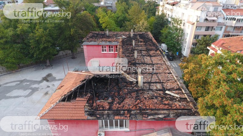 Покривът на сградата на ОУ Душо Хаджидеков е тотално изпепелен