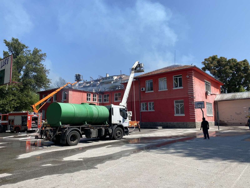 Пожарът в ОУ Душо Хаджидеков е потушен, съобщиха от пловдивската