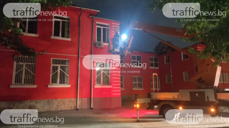 Пожарникари правят оглед по тъмно на покрива на ОУДушо Хаджидеков