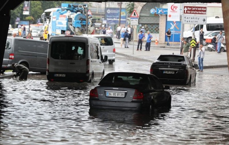 Проливен дъжд предизвика наводнения в Истанбул
