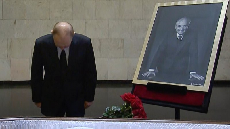 Владимир Путин се поклони пред тленните останки на Горбачов
