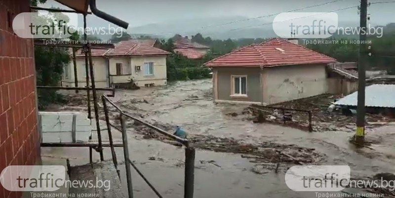 Изключително тежка остава обстановката в района на наводнените села в